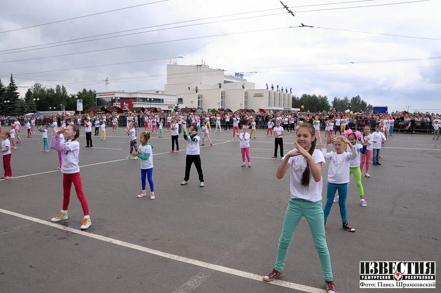 Дата рождения ижевска. День города Ижевск. С днем рождения Ижевск. Танцы на площади в Ижевске. Удмуртия фото людей в городах.