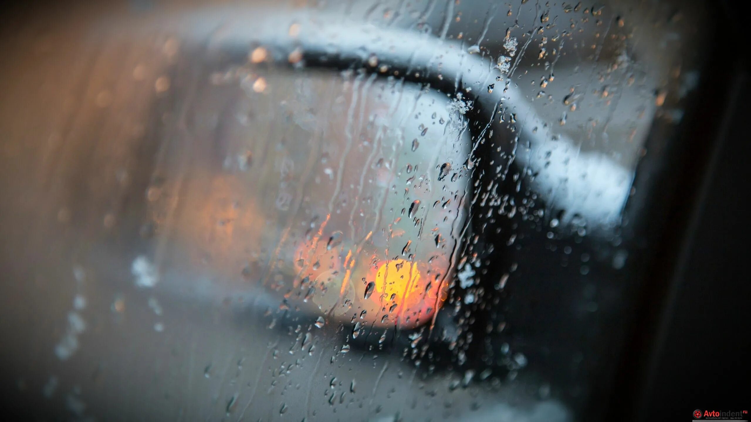 Машина запотевает в дождь. Запотевшие стекла автомобиля. Запотевшее стекло в машине. Дождь на стекле машины. Мокрое стекло машины.