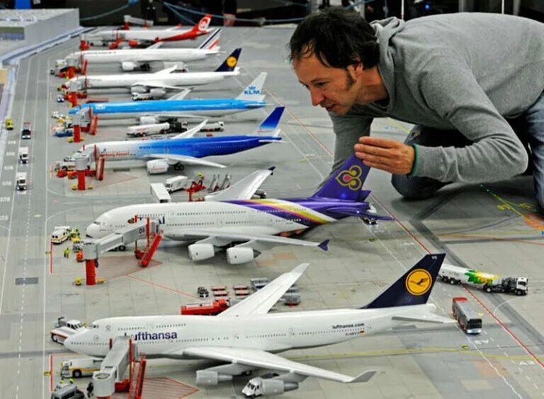 Модель аэропорта Гамбург. Макет аэропорта. Огромная модель самолета. Самый большой макет аэропорта. Большая модель самолета