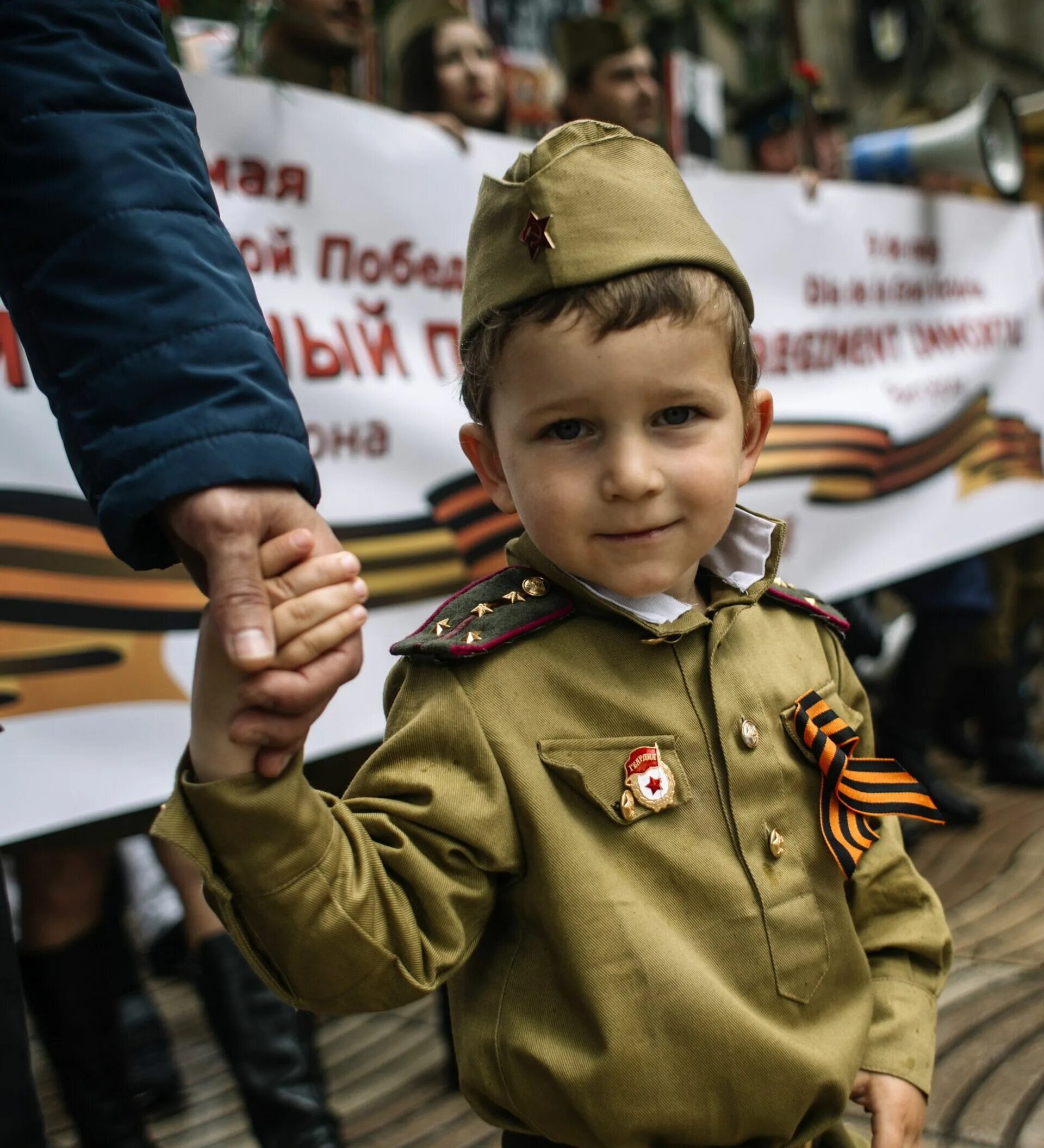 9 мая для детей 4 5. День Победы для детей. Дети в военной форме. 9 Мая дети. С днем Победы.