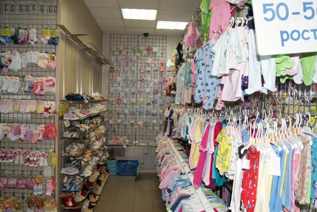 сток одежда. оптово розничная одежда. оптово розничная одежда. женская одежда на рынке. оптово розничная одежда.