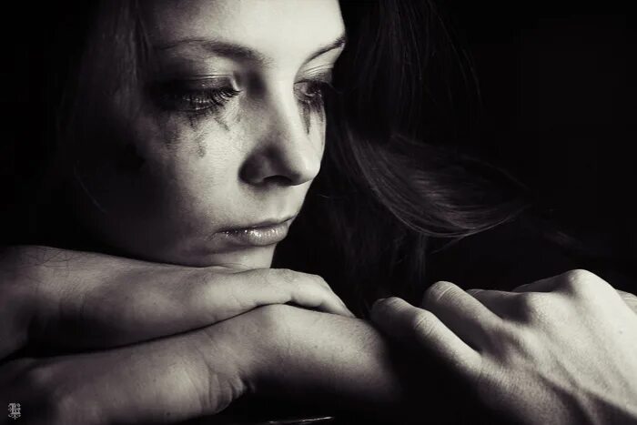 подросток девочка плвче. женщина плачет. плакала девчонка слезы. девушка с грустными глазами. плакала девчонка слезы.