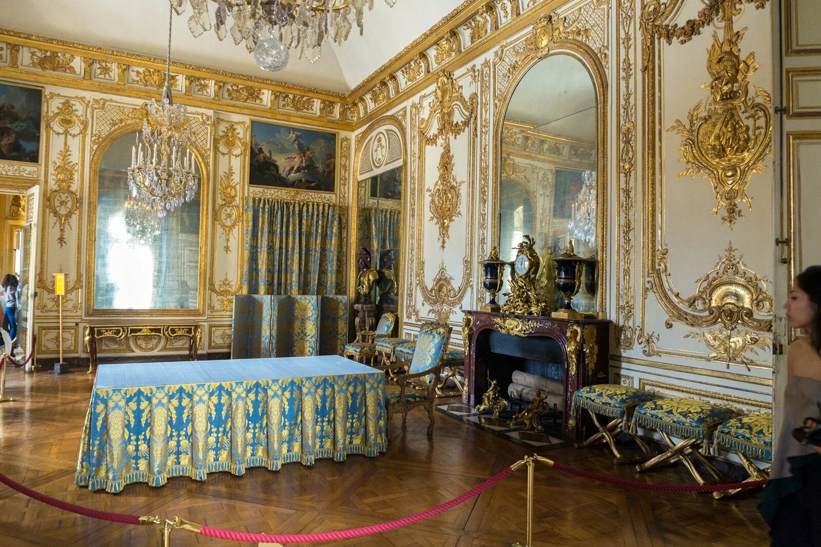 Версальский дворец спальня короля. Королевская спальня Версальского дворца Франция. Дворец внутри Версальского дворца.