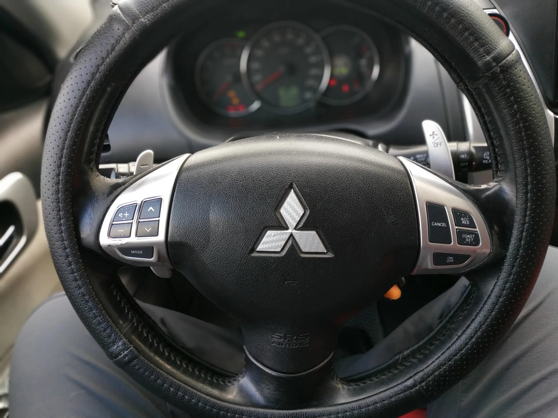 Руль mitsubishi pajero sport. Руль мицубиси паджеро 4. Руль мицубиси паджеро спорт 2. Перешитый руль паджеро спорт 2. Руль паджеро 3.