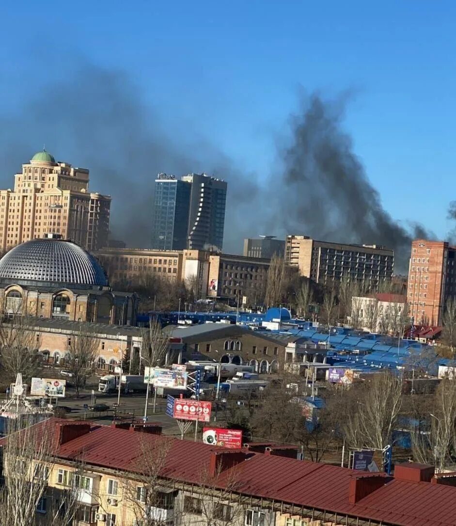 Фото донецка сегодня. Крытый рынок Донецк обстрел. Донецк разрушения. Здания Донецка.