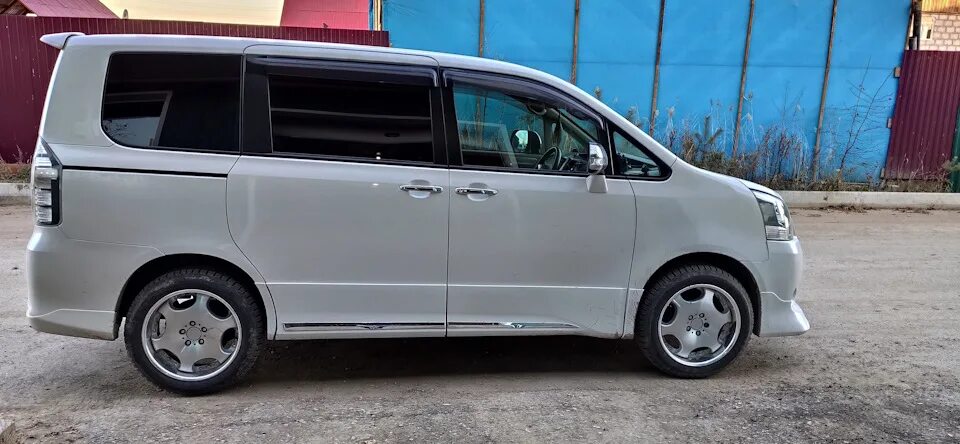 Купить ноах во владивостоке. Toyota Noah zrr70. Toyota Noah 70. Тойота Ноах 2007. Обвес Toyota Noah zrr70.