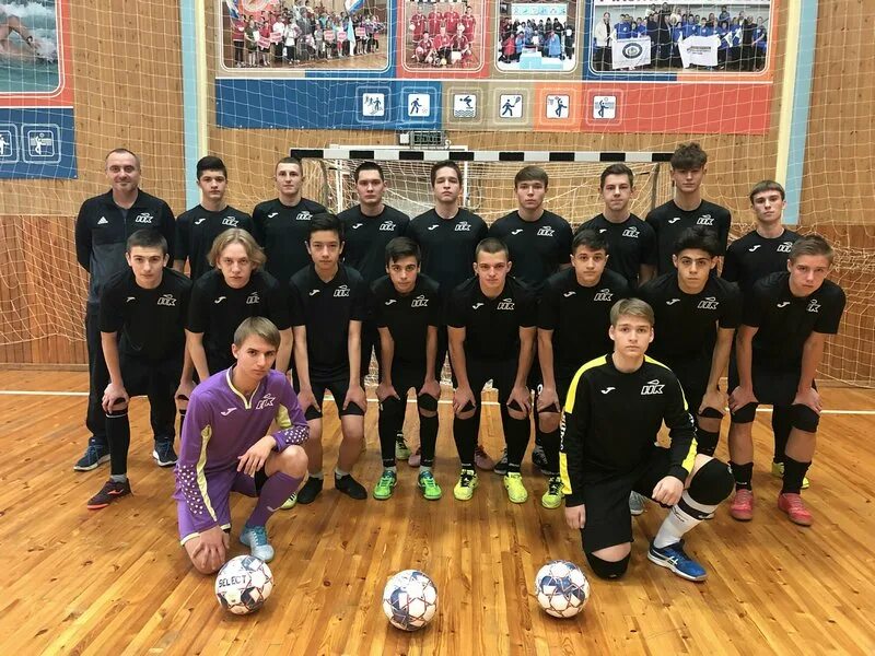 фк нефтяник. дмитрий городков нефтяник футбол. эмблема фк нефтяник отрадный. стадион нефтяник волгоград. фк нефтяник омск 2011.