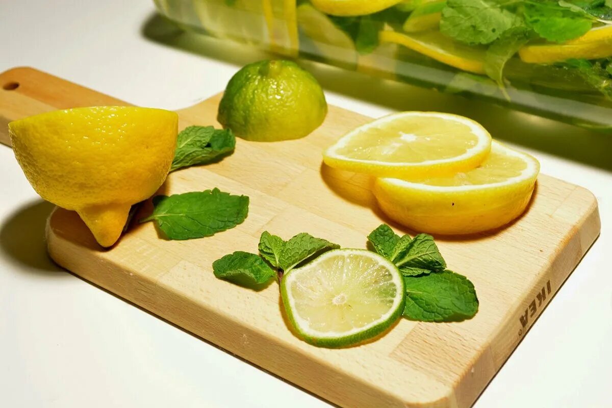 Лимонад lemon мята. Блюда с лимоном. Лимонный сок. Что добавляют в суп. Лимонный сок.