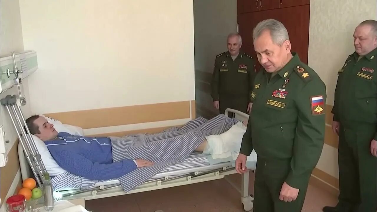 Неопознанные в госпитале сво. Шойгу наградил в госпитале Мандрыка. Шойгу в госпитале Бурденко. Шойгу вручает награды в госпитале. Шойгу вручает награды военным в госпитале.