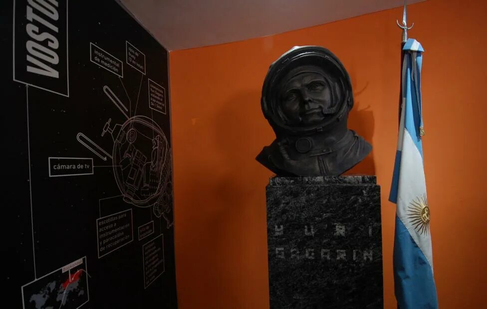 Где был установлен первый бюст гагарина. Бюст гагарина кербель. бюст юрия гагарина. бюст гагарина в смоленске. памятник гагарину кербель.