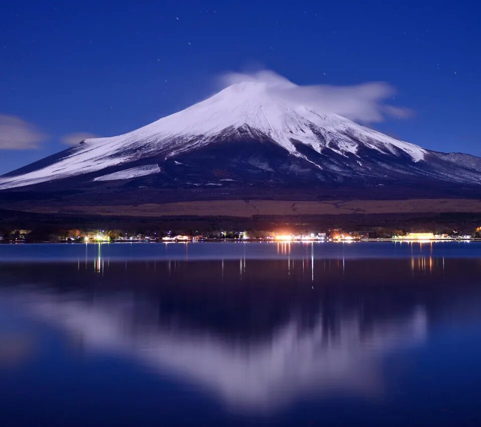 Вулкан Фудзияма. Гора Фудзияма в Японии. Пять озер Фудзи, Япония. Гора Фудзияма в Японии ночью. Фудзияма фролы
