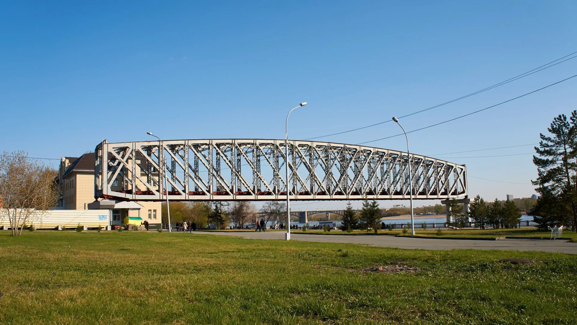 Памятник железнодорожному мосту в Новосибирске. Железнодорожный мост через Обь Новосибирск. Памятник первому мосту через Обь в Новосибирске. Старый ЖД мост Новосибирск.