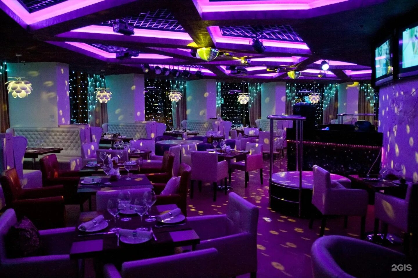 Ресторан клуб отзывы. Фокс кафе Саранск. Фиолетовый цвет в интерьере ресторана. Ресторан в фиолетовых тонах. Кафе в фиолетовом цвете.