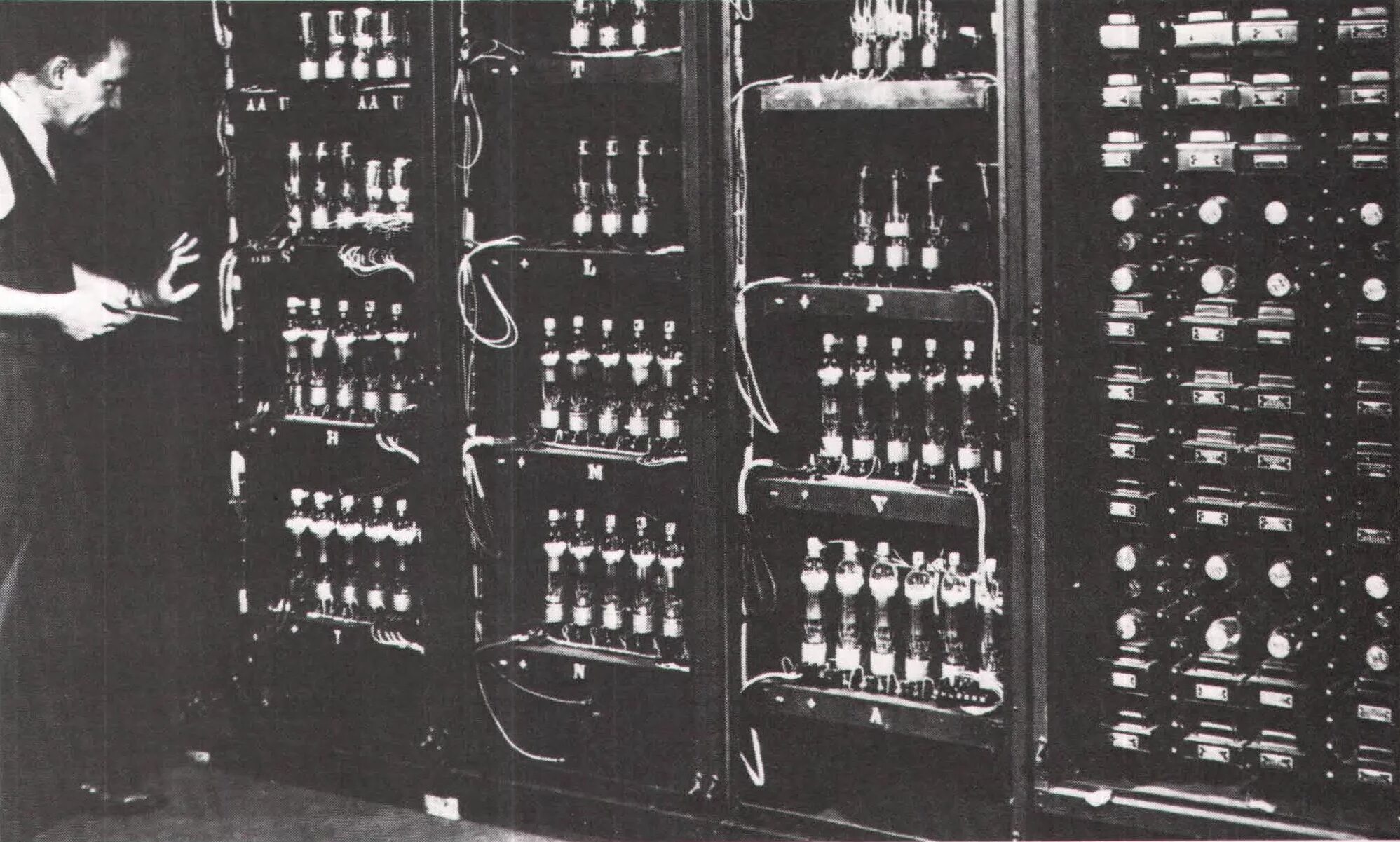 Первая эвм1 Eniac. Первое поколение ЭВМ ЭНИАК. Ламповый компьютер Eniac. Электронно-вычислительная машина Eniac 1946. Электронные лампы эвм