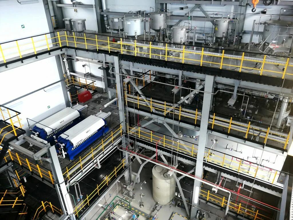 химический завод. каталитический риформинг нефти. ангарск нефтеперерабатывающий завод. производство катализаторов. газпромнефть московский нпз.