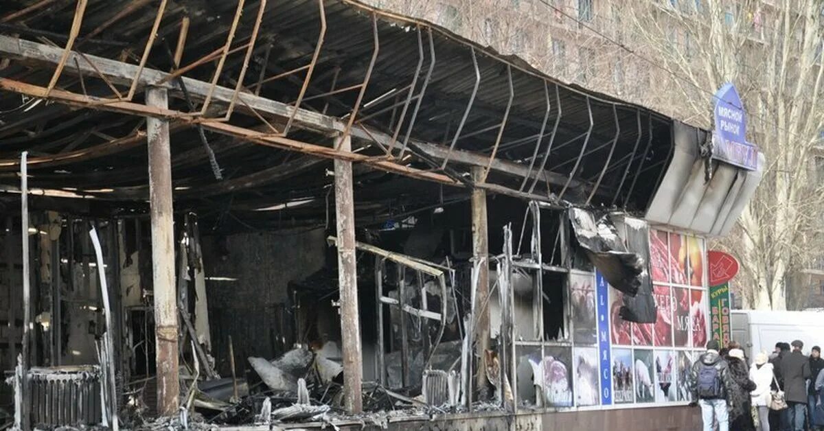 В донецке горит тц. Южный рынок донецк. разрушенный рынок донецк. разбомбили рынок в донецке. сгоревший торговый центр в мариуполе.