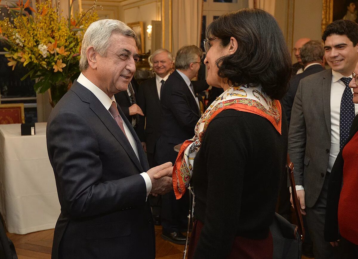 Приветствие в армении. Грузины целуются. Как здороваются армяне. Рукопожатие французов. Армяне здороваются.