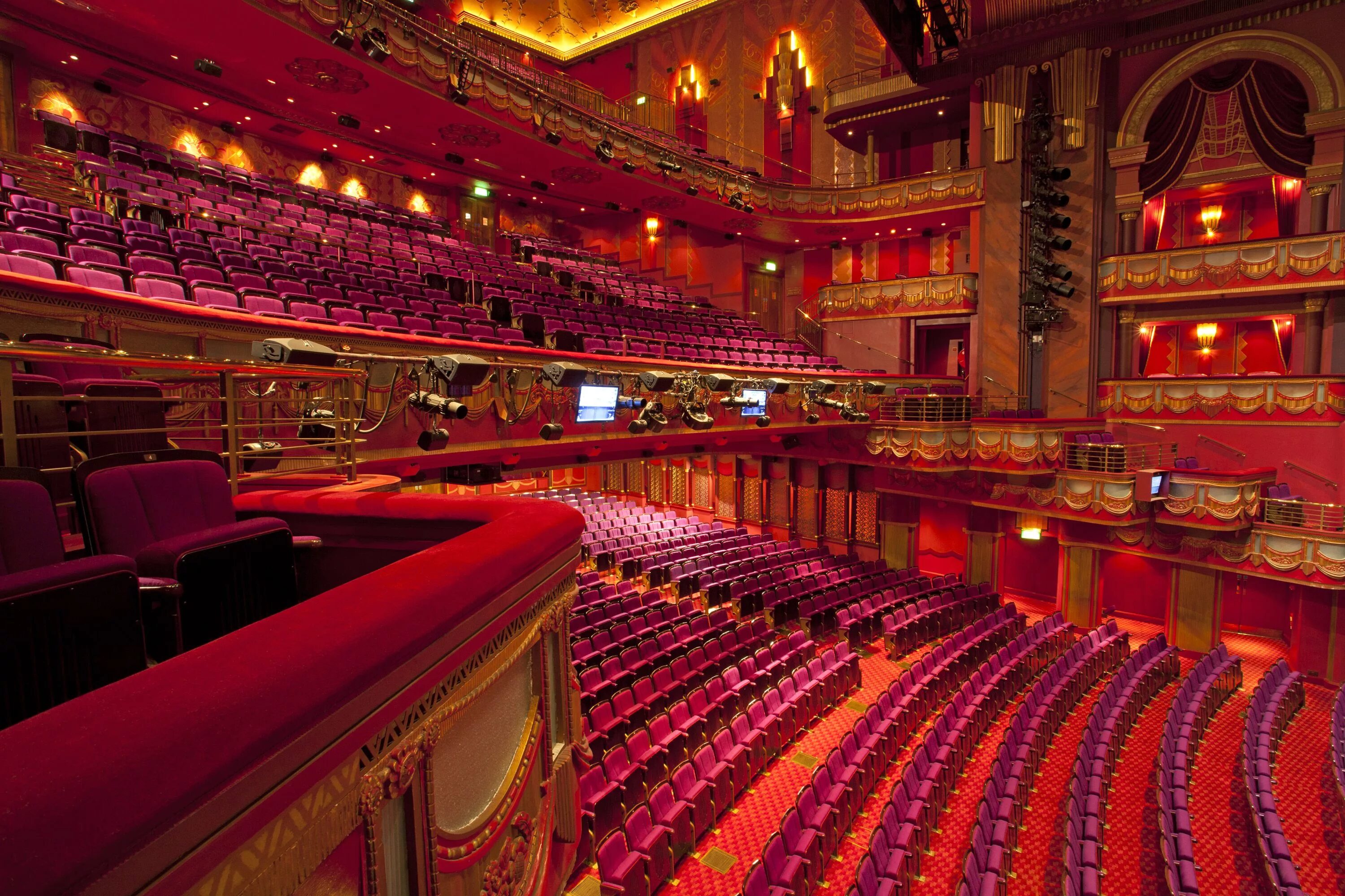 London theaters. Палладиум (театр). Королевский оперный театр ковент-гарден. Оперный театр лицеум. Theatre royal haymarket в лондоне.