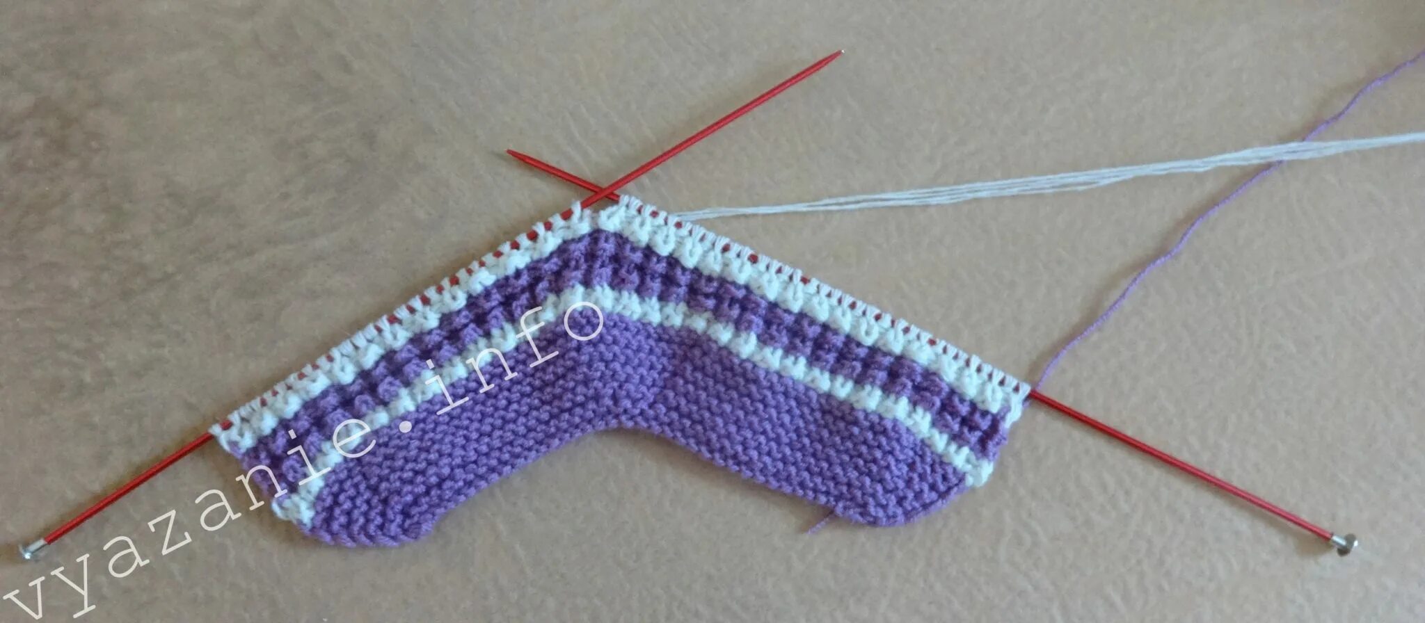 Пинетки с узором кукурузка. Пинетки кукурузка спицами. Летние пинетки для девочки. Пинетки спицами. Бесшовные следки на двух спицах.