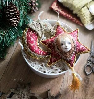 Елочная игрушка месяц