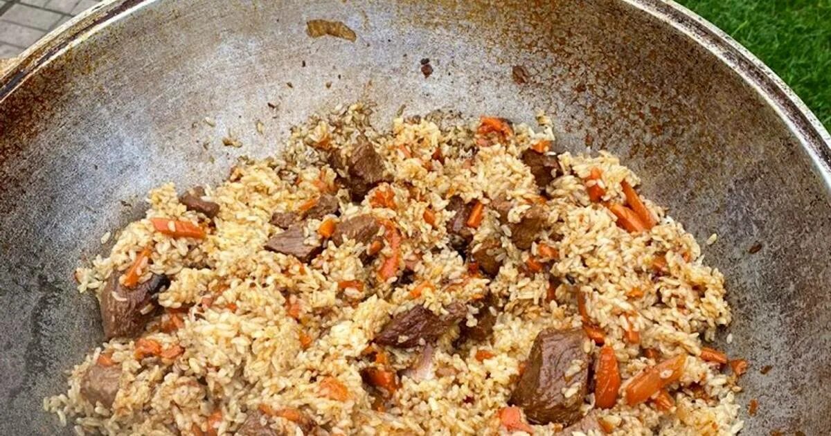 Плов узбекский с бараниной (в казане). Плов на курдючном. Плов из баранины в казане. Плов в казане на костре из баранины. Узбекистан бухара плов.