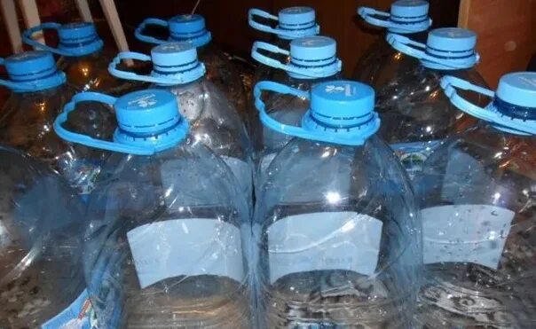 Бутылки под воду 5 литров. ПЭТ баклажки 5л. ПЭТ-бутылка 5л капелька. Пятилитровые пластиковые бутылки. Пятилитровая бутылка воды.