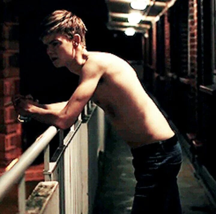 по левую руку от меня. по левую руку от меня фильм 2011 трейлер. томас сангстер джек фрост. укрытие фильм 2011 ирландия. стать джоном ленноном томас сангстер.