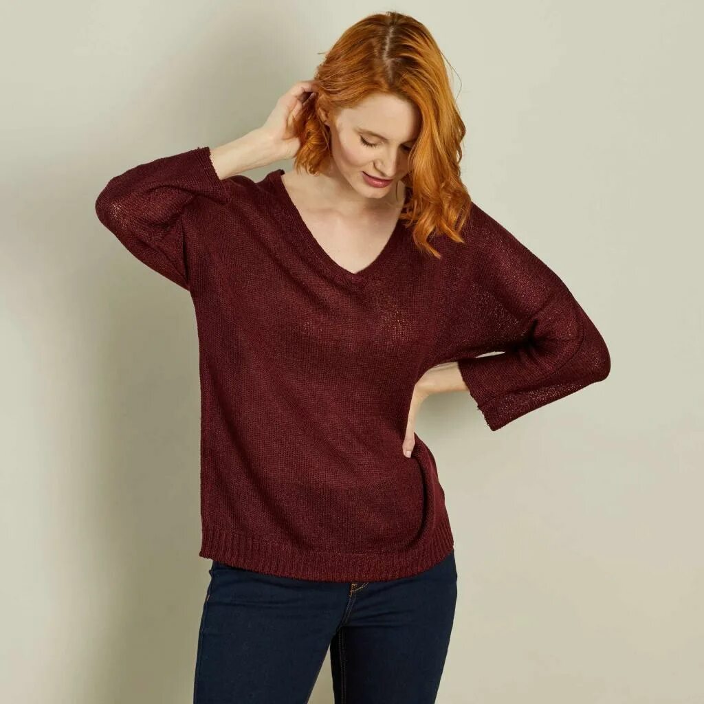 Свитер v образным. Свитер с v образным вырезом. Джемпер с v образным вырезом. Свитер с v образным вырезом женский. Вязаный свитер с v-образным вырезом.