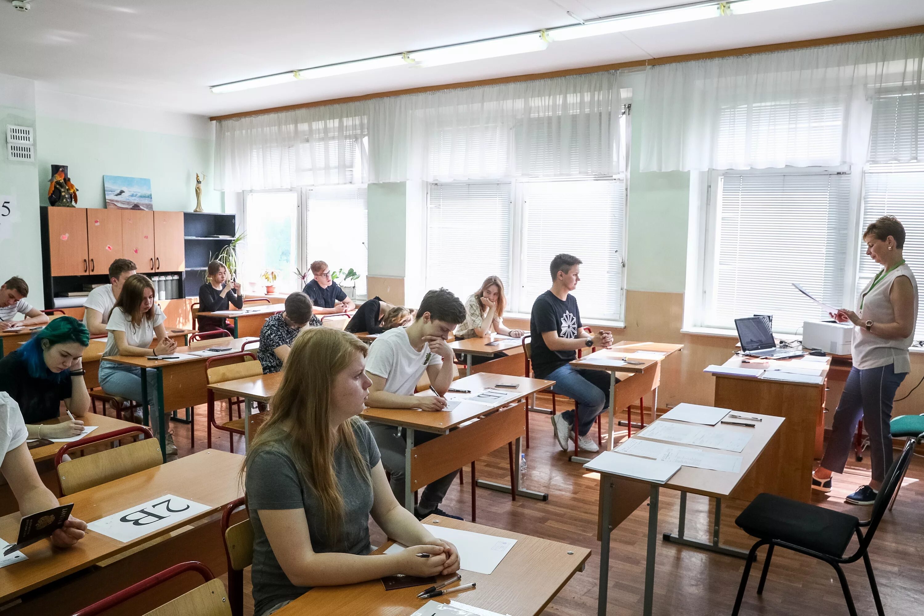 Сдача егэ выпускниками прошлых лет в 2025. Выпускной экзамен в школе. школа егэ. егэ 2025. егэ класс.