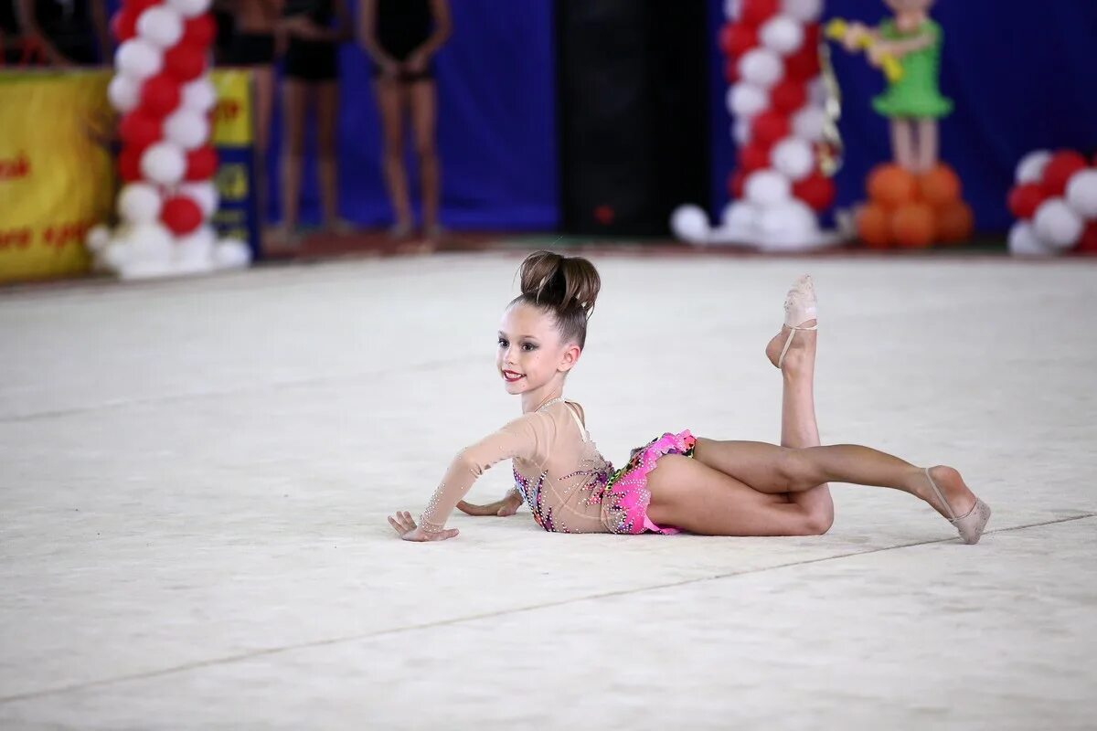 девочки гимнастки. художественная гимнастика дети. девочки гимнастки. арена чижовка юные гимнастки. гимнастика юные девочки.