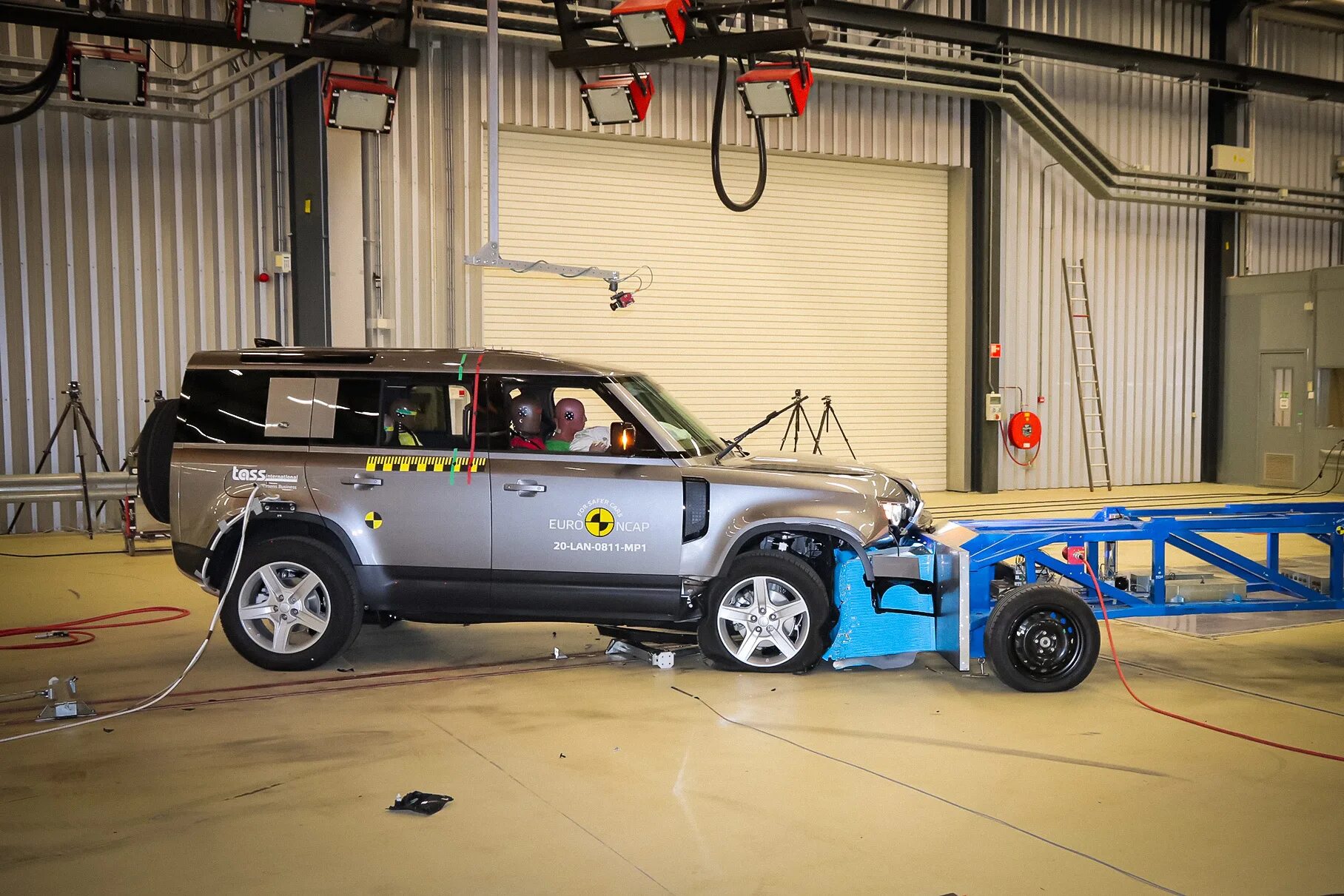 Defender 1 поколение краш тест. Дефендер 130 2022. Ленд ровер дефендер 2015 краш тест. Amd crash defender service что это. Amd crash defender.