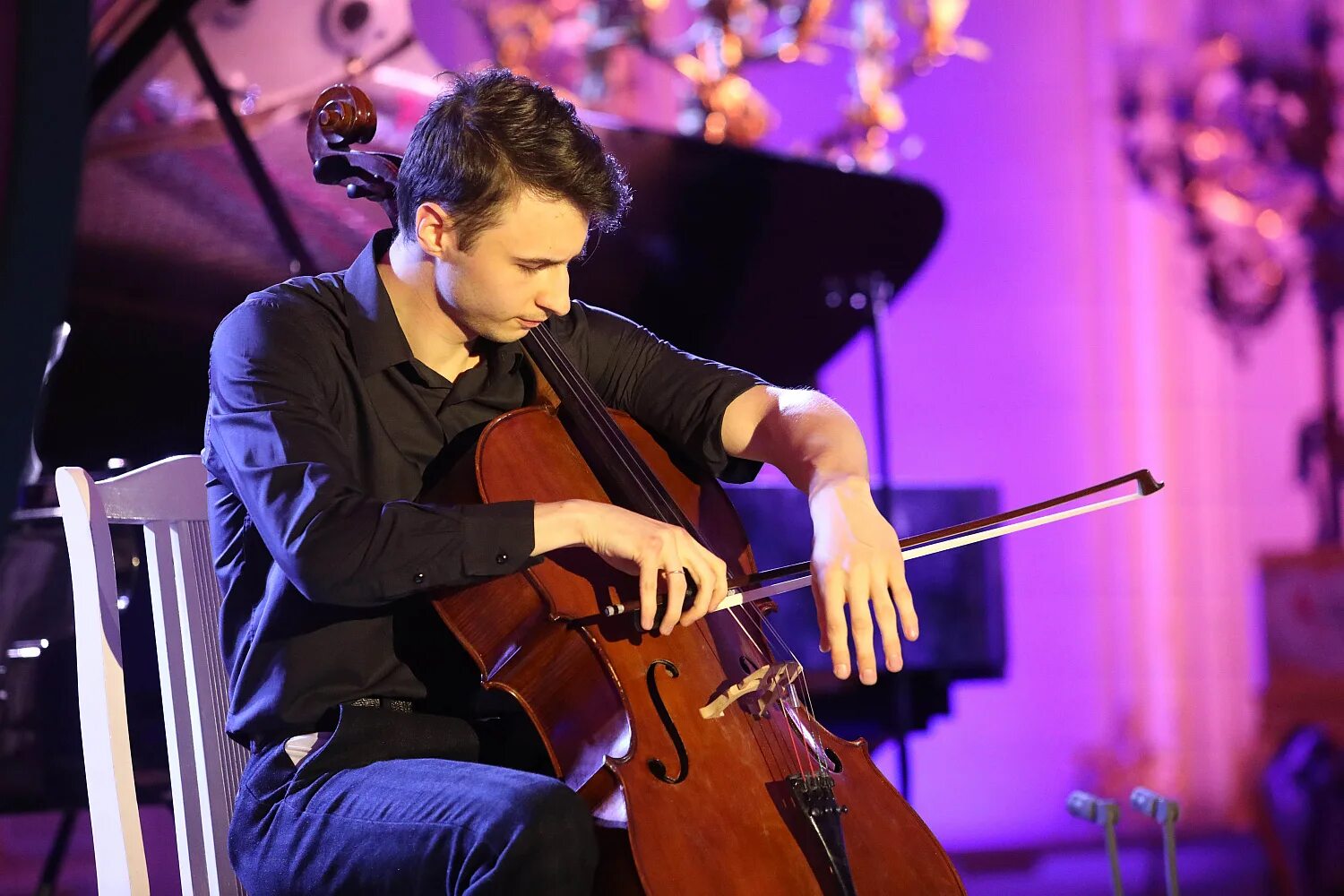 Игра на виолончели. Степан хаузер виолончелист. Принц чарльз виолончелист. Братья виолончель. Петр кондрашин виолончель - фото.