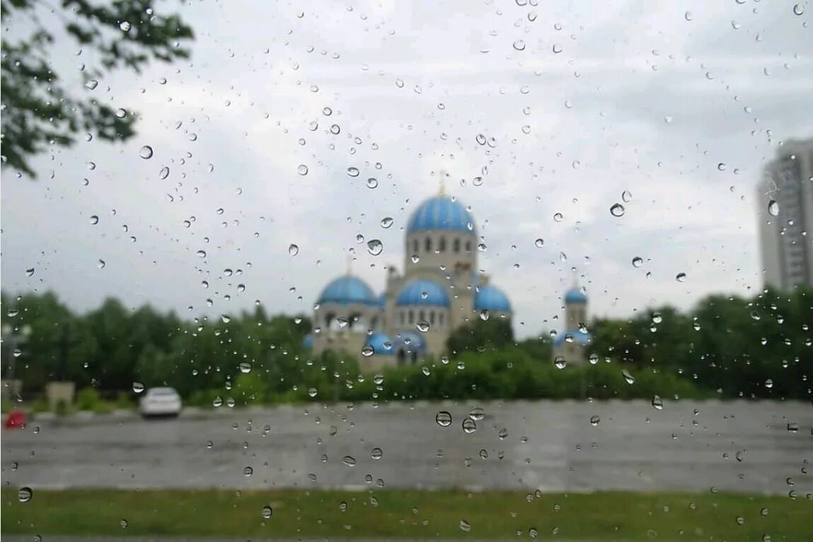 Церковь на Борисовских прудах с голубыми куполами. Москва Церковь с голубыми куполами и Борисовских прудов. Ни дождика ни снега ни пасмурного ветра.