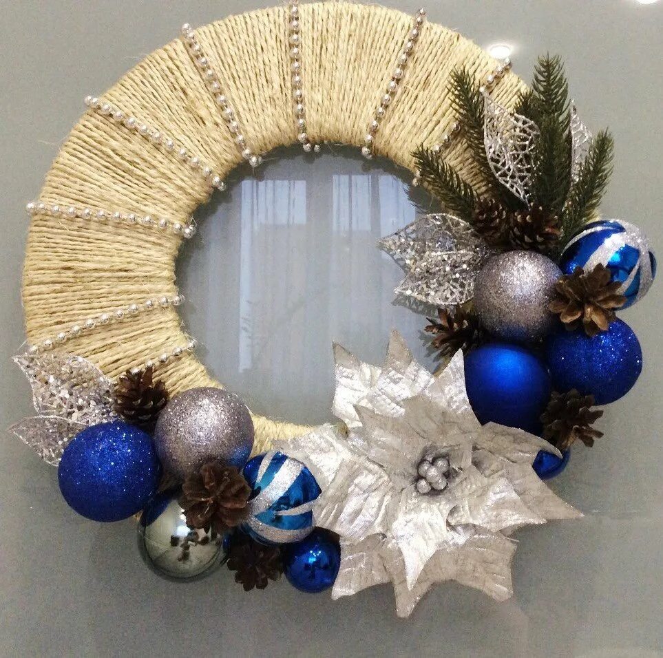 Композиция месяц. Композиция месяц. Новогодние композиции в форме месяца. Новогодняя подвеска на дверь. Новогодний декор в виде месяца.