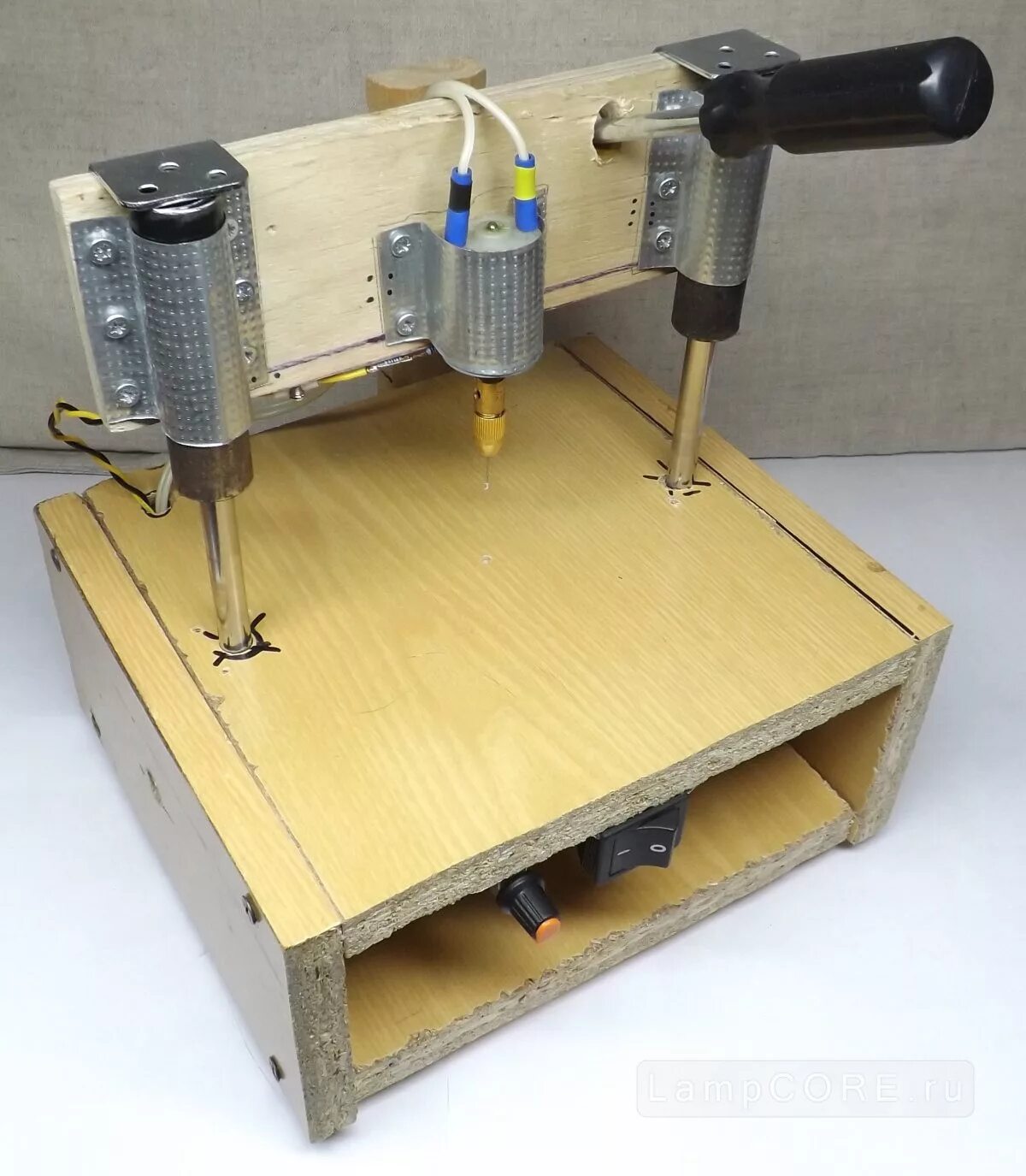 Самодельные сверлильные настольные станки. Сверлильный станок из упа 514. Сверлильный станок для кабельных барабанов. Ручная сверлильный станок kkj150. Станок сверлильный настольный для печатных плат мини 775.