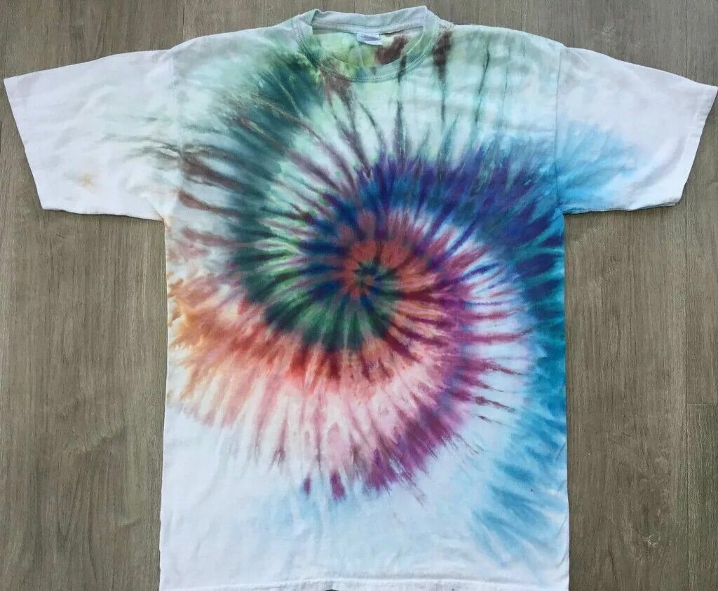 Формы тай дай. Техника tie-dye. узелковый батик футболка. крашеные футболки. роспись ткани в технике тайдай.