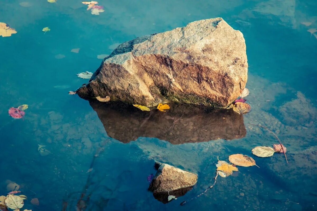 Камни в воде. Валун в воде. Крупные камни в воде. Отражение камней в воде.