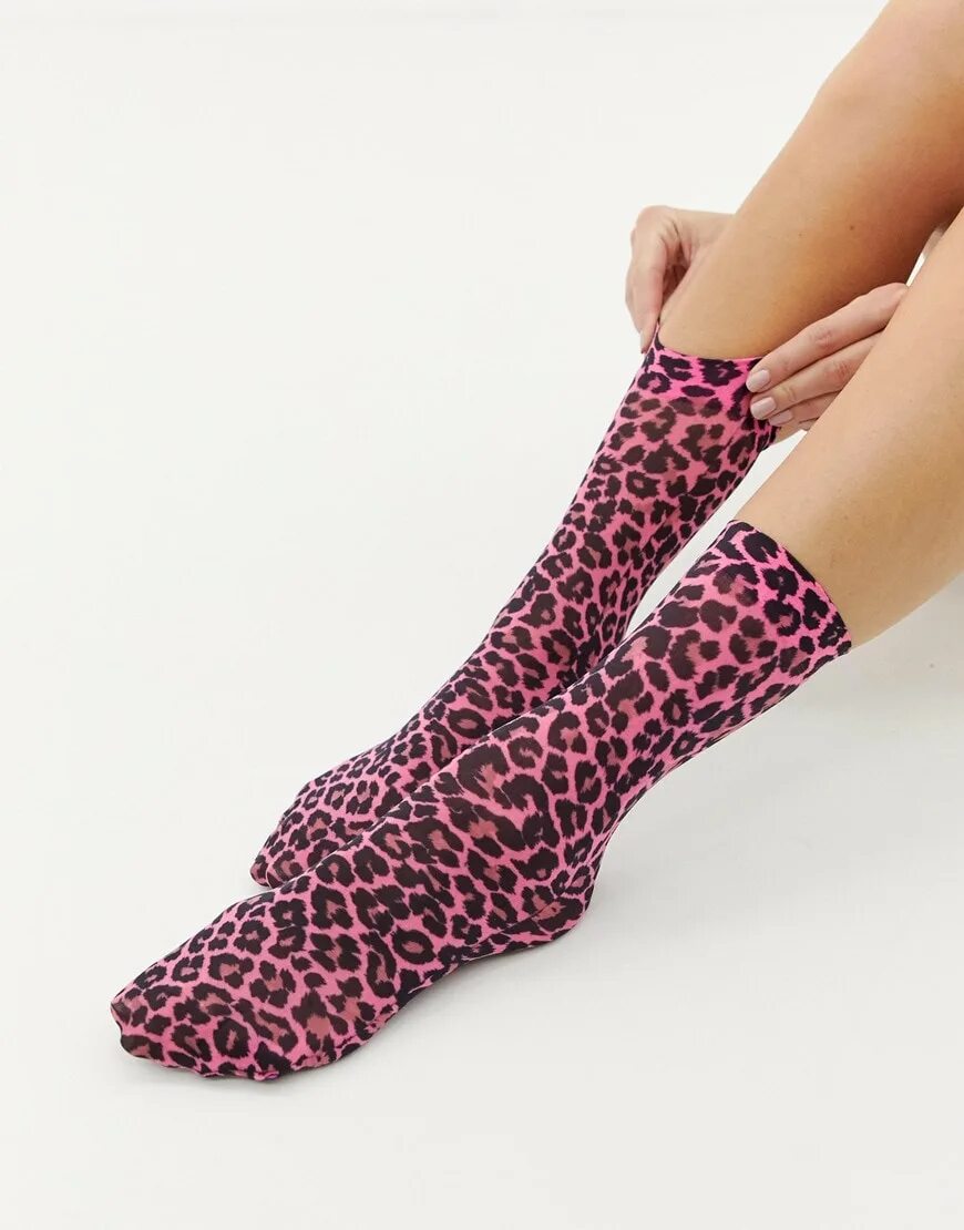 Носочки со. Леопардовые носки. Леопардовые носки женские. Розовые леопардовые носки. Носки с леопардовым принтом.