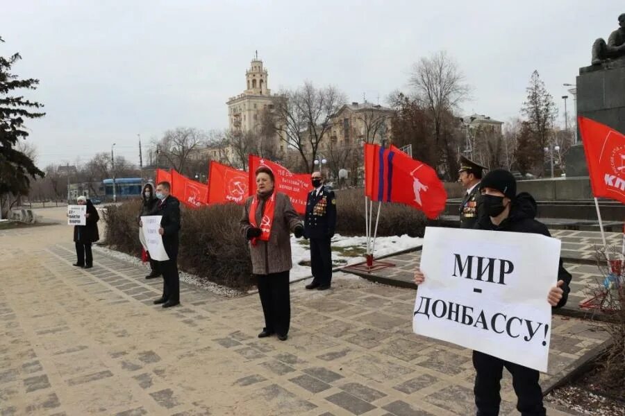 Митинг коммунистов. Митинг КПРФ. КПРФ Сталинград. Коммунисты Латвии. Митинг 02