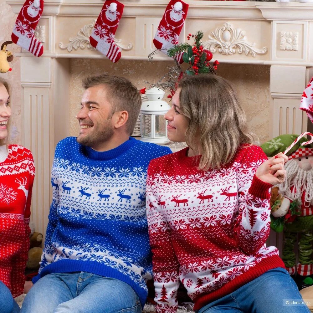 Кто эти люди в синих свитерах. Новогодний свитер. Новогодняя фотосессия в свитерах. Фотосессия новый год в свитерах. Новогодний свитер с оленями.