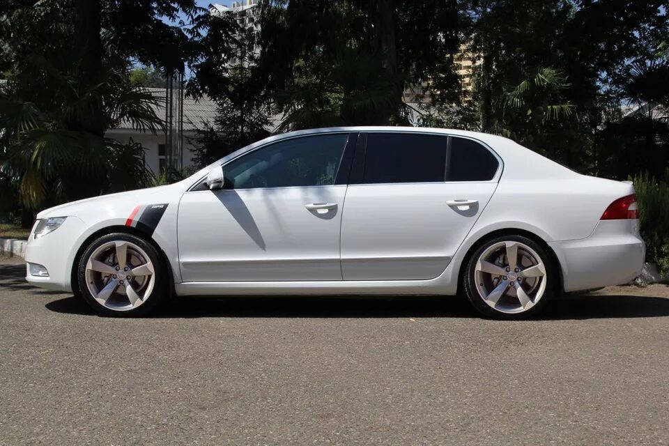Тюнинг супербов. Skoda superb к18. шкода суперб 2. skoda superb 2 тюнинг. обвес skoda superb 2.