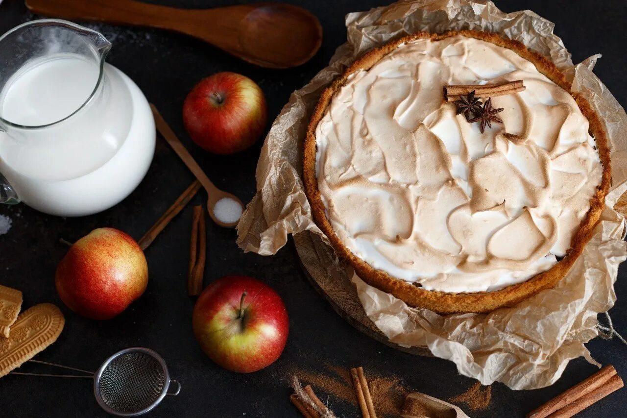 Нежный пирог с яблоками. Apple pie (яблочный пирог). Шарлотка украшенная яблоками. Яблочный пирог Эстетика. Торт шарлотка.