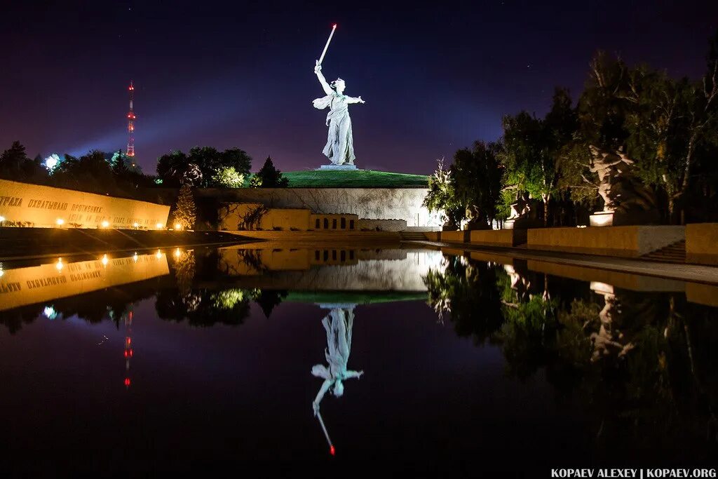 Волгоград вечером. Ночной Мамаев Курган Волгоград. Мамаев Курган ночью. Мамаев Курган и Родина мать ночью. Ночной Волгоград.