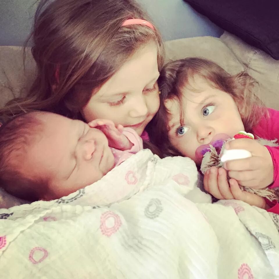 братик и 2 сестры. братик двух сестричек. братик двух сестричек. сестренки малыши. фотосессия троих детей.