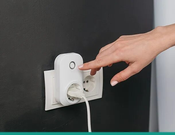 Зарядное устройство воткнуто в розетку. Розетки для зарядников. Выход из строя выключателей и розеток. Смарт-розетка eu3. Включения электроприбора.