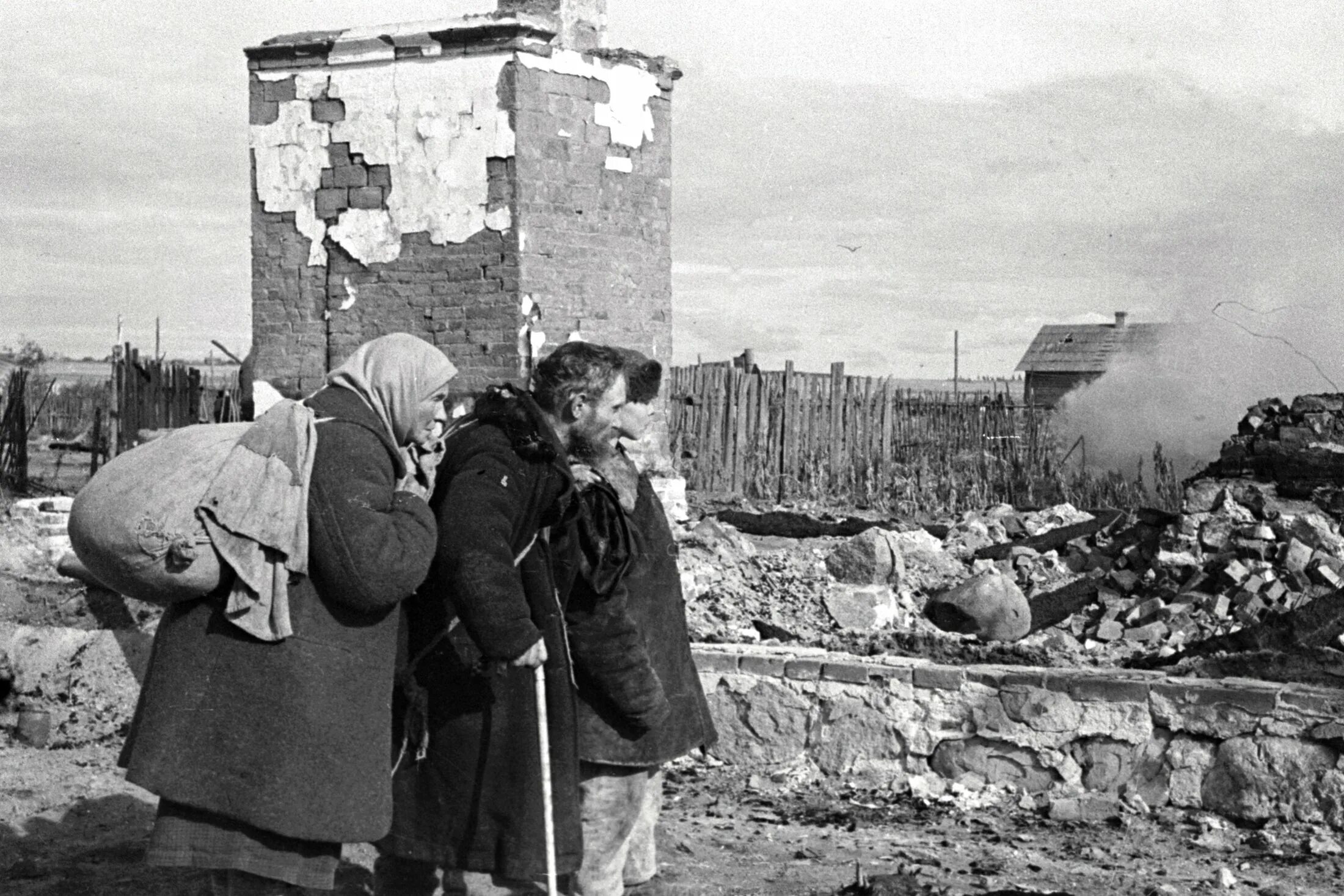 Блокадный ленинград невский проспект. Великая отечественная война освобождение смоленска. Московская паника 1941 года. Жители города в великую отечественную войну. Дети в оккупации в годы великой отечественной войны.