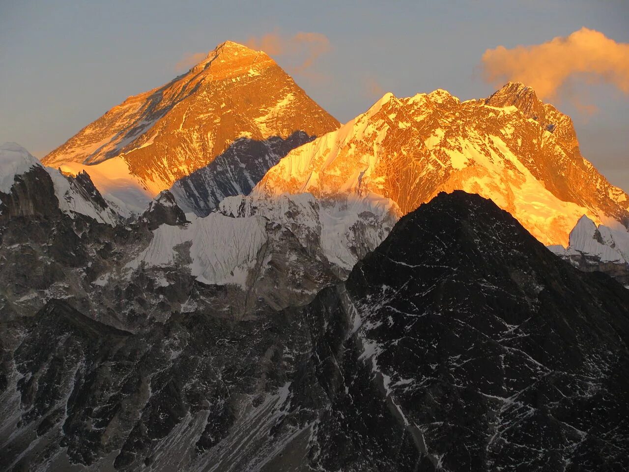Какая гора занимает 2 место по высоте. Гималаи Эверест Джомолунгма. Гора Эверест (Джомолунгма). Гималаи. Эверест (Джомолунгма) – самая высокая гора Азии.
