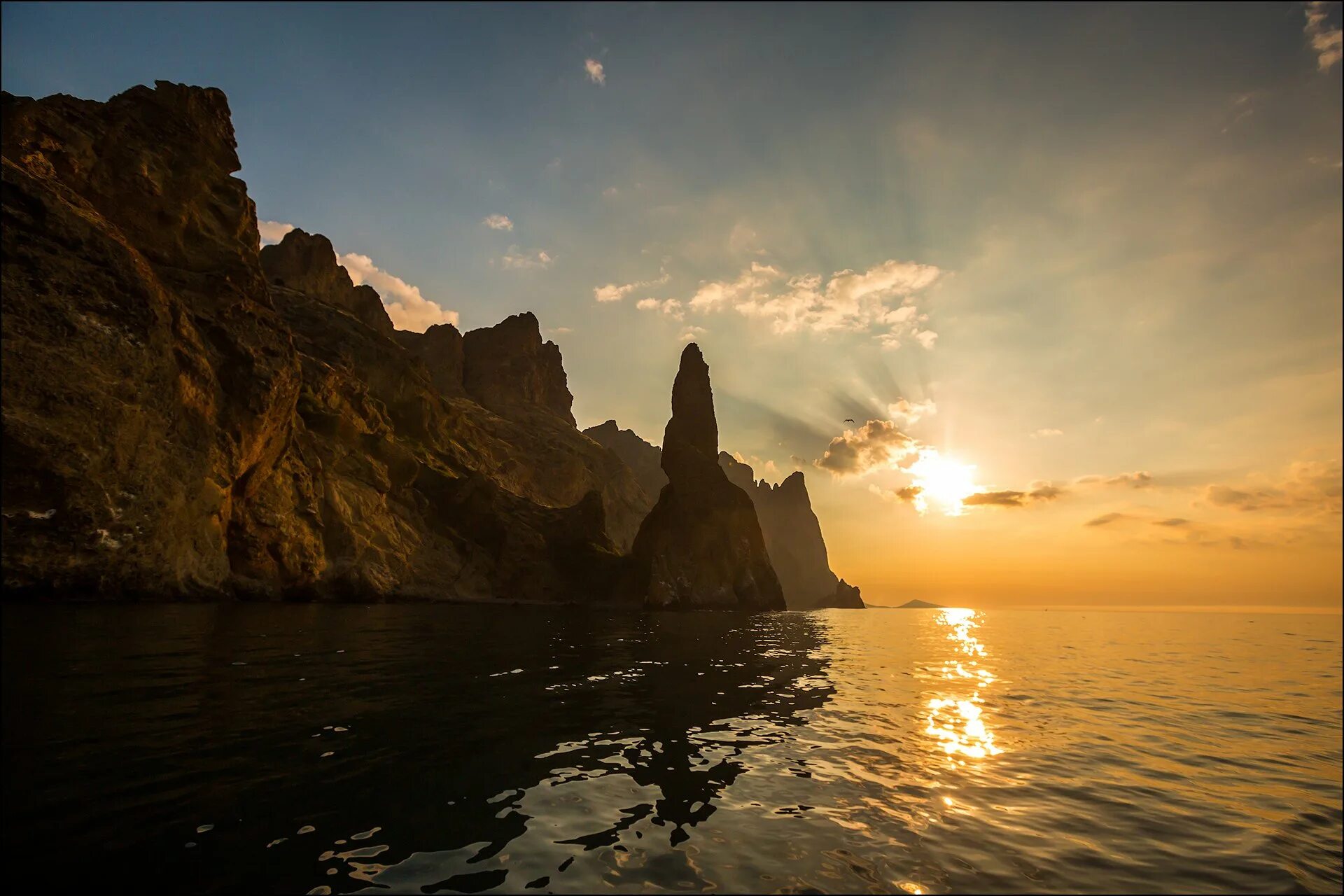 Солнечные дни в крыму. Мыс Карадаг Крым. Море горы Карадаг Крым. Коктебель мыс Карадаг. Карадаг скала Коктебель.