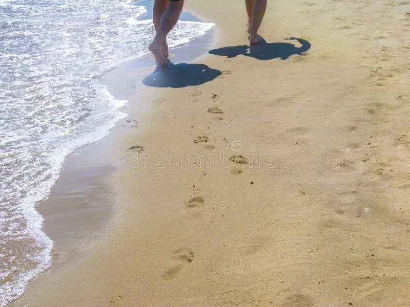 Sand left. Следы на песке смывает волна. Море смывает следы. Волна смывает следы. След мой волною смоет.