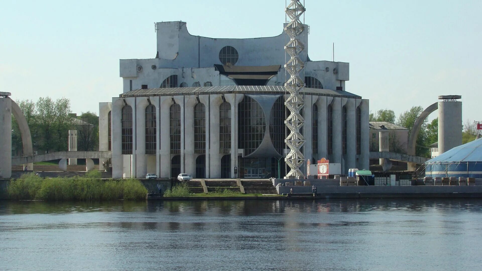 Сайт театра великий новгород. Новгородский театр драмы имени ф. м. Достоевского. Драматический театр Великий Новгород. Новгородский Академический театр драмы. Театр имени Достоевского Великий Новгород.